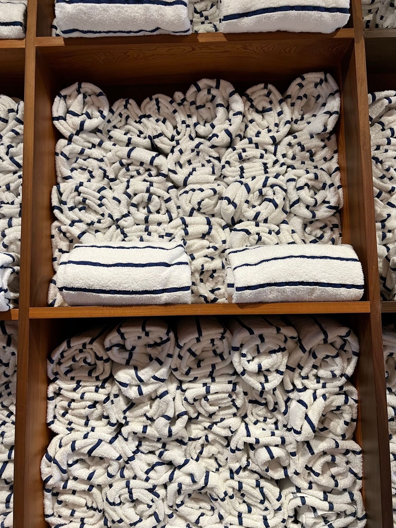 Serviettes rayées blanc et bleu marine soigneusement pliées