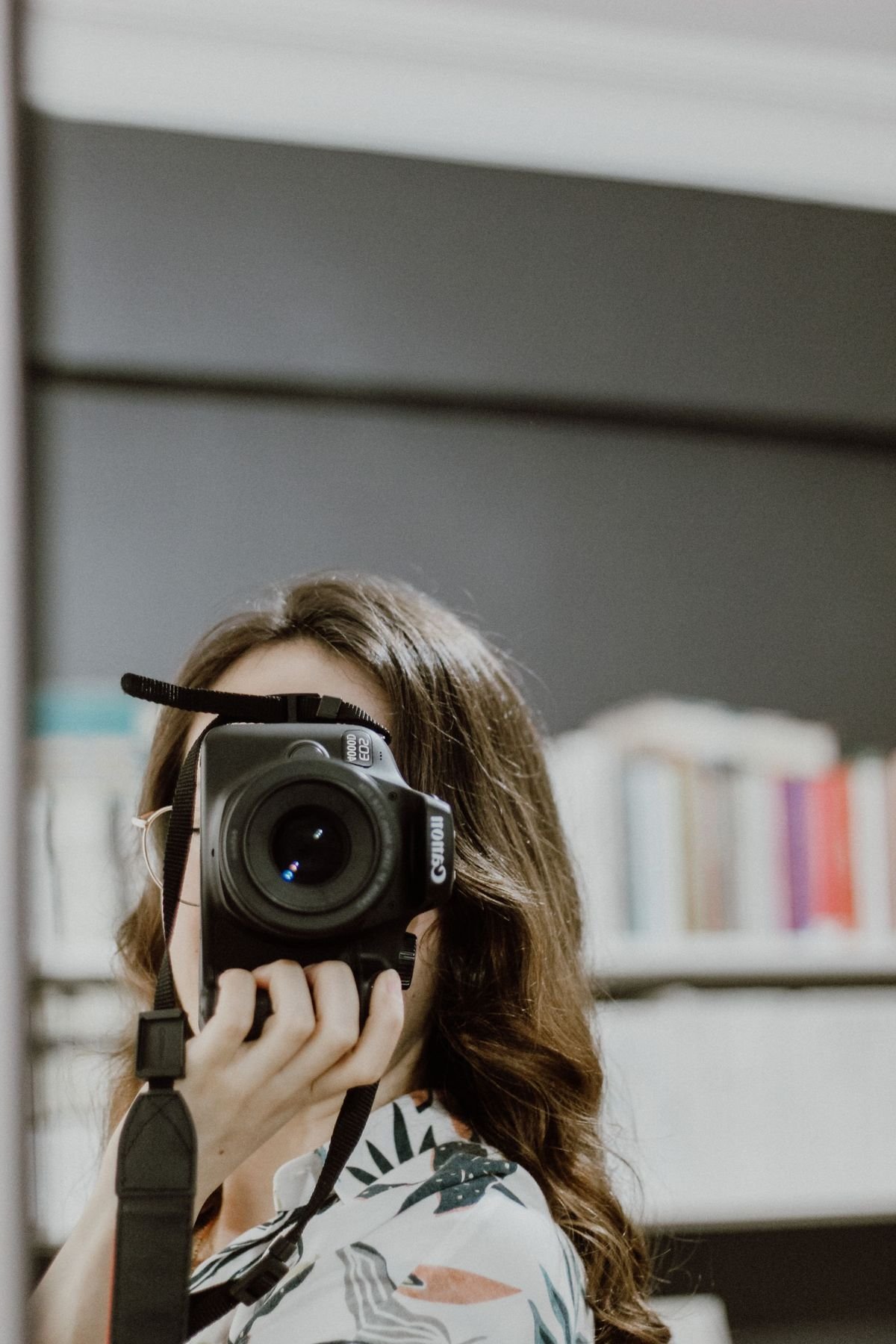 Femme prenant une photo avec un appareil reflex