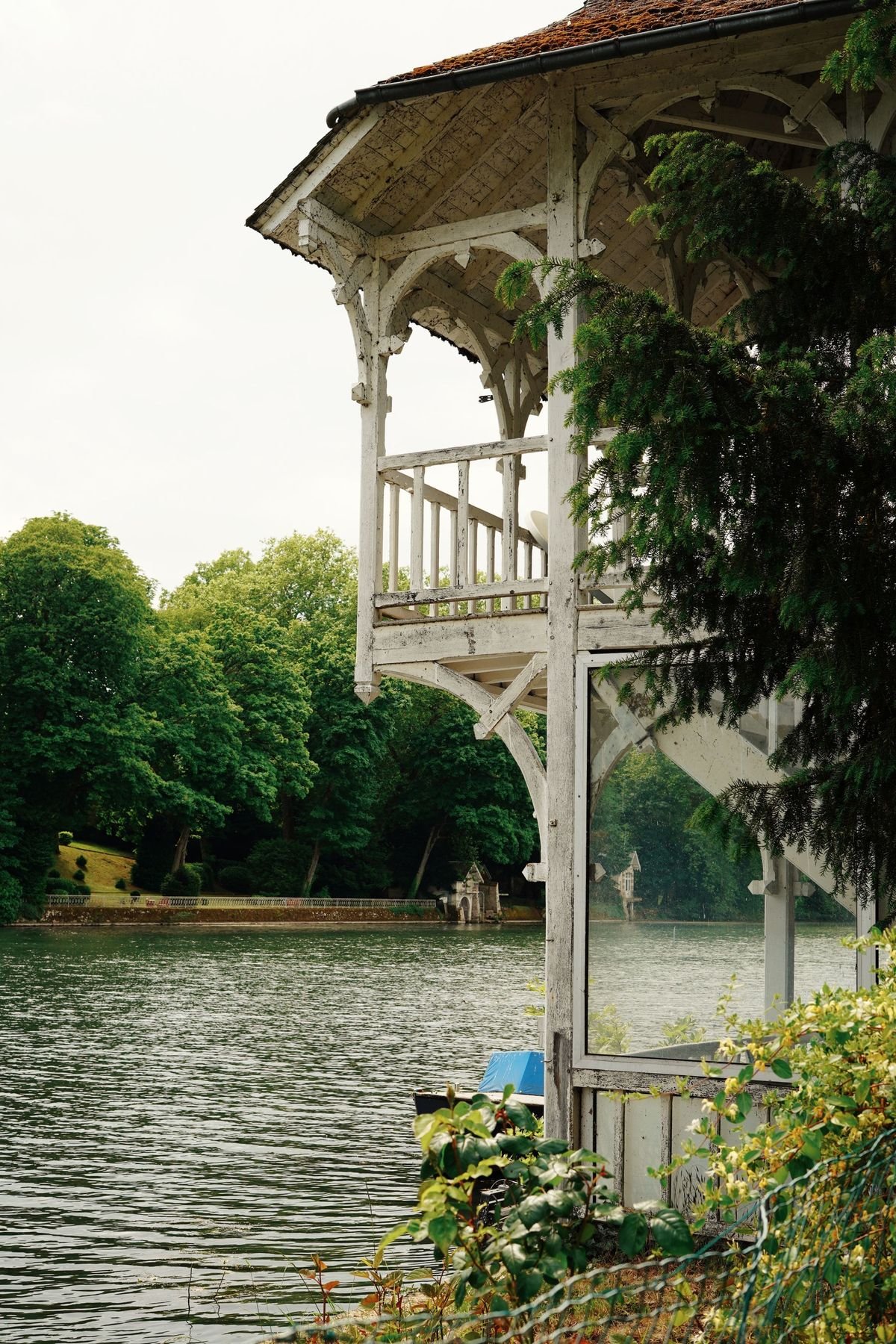 Pavillon au bord du Loiret, entouré de verdure
