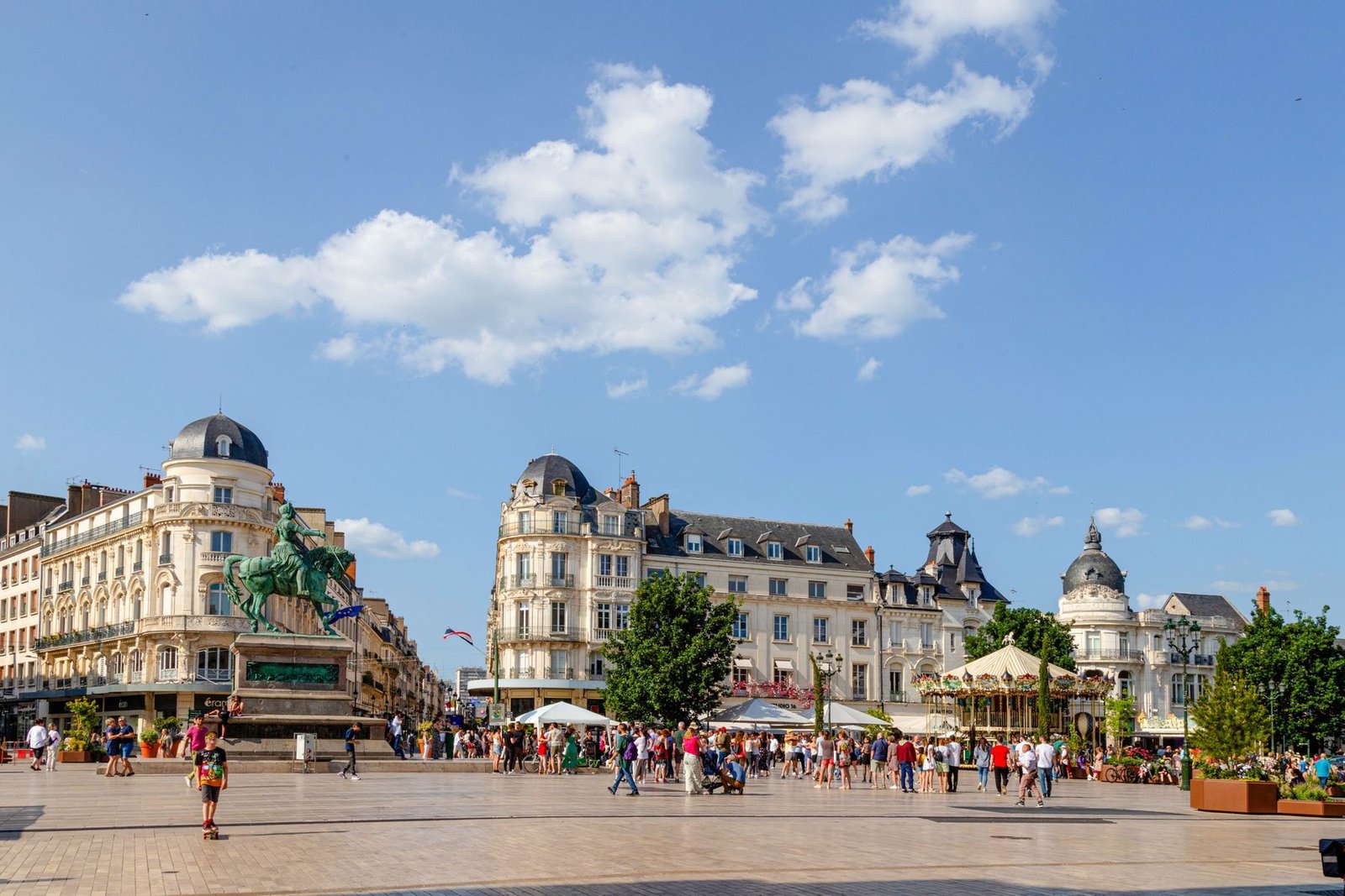La place du Martroi et la statue de Jeanne d’Arc à Orléans